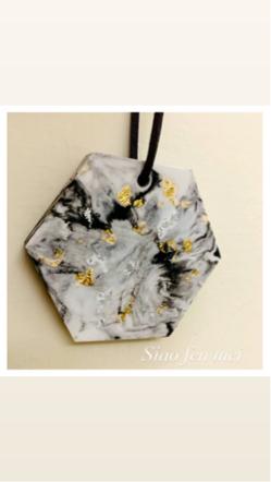 Siao Fen Mei - &mdash;&mdash;&mdash;金箔擴香石&mdash;&mdash;&mdash;
凡購買20個以上出示喜帖可折$100
手作商品，渲染的部分不是每個都一樣哦。


#擴香石#婚禮小物#金箔#香氛#手作#精油#渲染#送禮#diffuse#fragrance

適合放在:車上、書房、衣櫥、廁所
