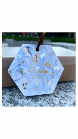 Siao Fen Mei - &mdash;&mdash;&mdash;金箔擴香石&mdash;&mdash;&mdash;
凡購買20個以上出示喜帖可折$100
手作商品，渲染的部分不是每個都一樣哦。


#擴香石#婚禮小物#金箔#香氛#手作#精油#渲染#送禮#diffuse#fragrance

適合放在:車上、書房、衣櫥、廁所
