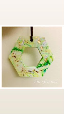 Siao Fen Mei - &mdash;&mdash;&mdash;金箔擴香石&mdash;&mdash;&mdash;
凡購買20個以上出示喜帖可折$100
手作商品，渲染的部分不是每個都一樣哦。


#擴香石#婚禮小物#金箔#香氛#手作#精油#渲染#送禮#diffuse#fragrance

適合放在:車上、書房、衣櫥、廁所
