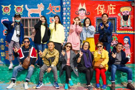 阿諴！全台灣旅遊！9人座車接送服務 - 彩虹眷村