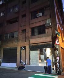 宏家工程有限公司 - 青溪國中旁店面三角窗木作拆除