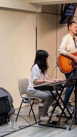 臺北市大安區延吉街68-3號 - 與樂團中的其他樂手共同奏曲