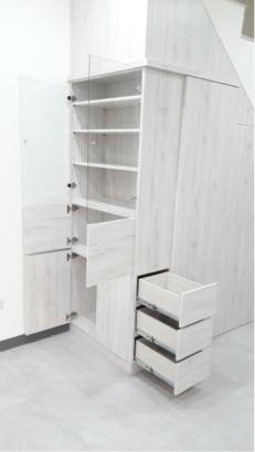 德豐室內裝修 - 樓梯下玻璃收納櫃