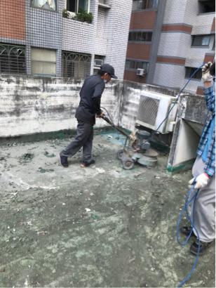 振新實業社 - 舊防水層機器刨除中 振新實業社 - 舊防水層機器刨除中