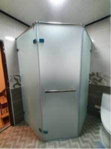 陳俐穎 - 五角型無框單開淋浴門