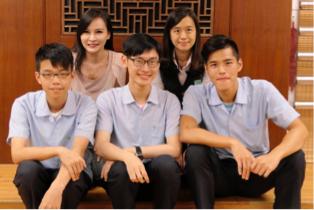 莊子逸 - 薇閣戊班指考分發台大醫科合影（右一）