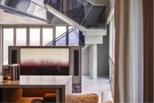 琢白設計 - 客廳與挑高樓梯的對比 琢白設計 - 客廳與挑高樓梯的對比