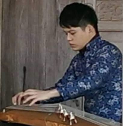 提供劇團服務的專家黃老師的古箏園地