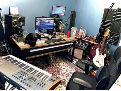 張家瑀 - 工作室照片，提供作曲/編曲、配樂、管弦樂編寫、Vocal與吉他錄製。
