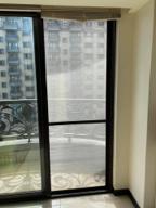 心家工作室 - 前陽台內外玻璃（紗窗清潔前）