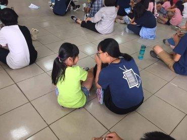 魏筱靜 - 高中參與八大智能探索營擔任隊輔時陪伴小孩時側照！