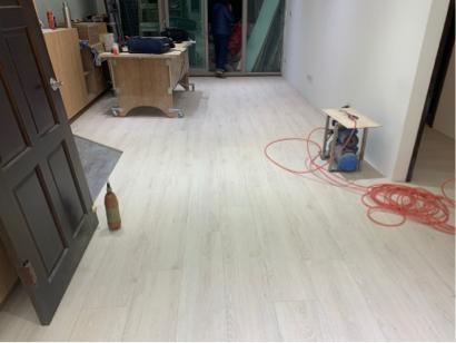 乙詩恩專業地板 - 原有地況：水泥底
施工方式：靜音泡綿+4分夾板
面板：7.8寸超耐磨地板
施工數量：17坪
施工天數：2天
地點：林口
