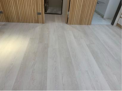 乙詩恩專業地板 - 原有地況：拋光磚
施工方式：直鋪施工
面板：SPC防水超耐磨地板
施工坪數：23
施工天數：1
施工地址：淡水