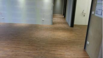 乙詩恩專業地板 - 原有地況：粉光底
施工方式：漂浮式施工
面板：複合式超耐磨地板
施工坪數：38
施工天數：2
施工地點：南港