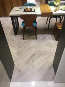 乙詩恩專業地板 - 原有地況：木作打底
施工方式：單釘面板（人字拼）
面板：複合式超耐磨地板
施工天數：3
施工坪數：34
施工地點：板橋（實品屋）