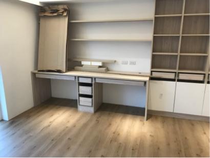 乙詩恩專業地板 - 原有地況：水泥底
施工方式：平鋪施工（4分夾板）
面板：複合式超耐磨木地板
施工坪數：21
施工天數：2
施工地點：新北蘆洲