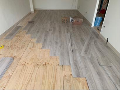 乙詩恩專業地板 - 原有地況：60*60磁磚
施工方式：靜音泡綿+4分夾板
面板：7.6寸SPC防水超耐磨地板
施工坪數：4-5樓，數量48坪
完工天數：3天
施工地址：景美