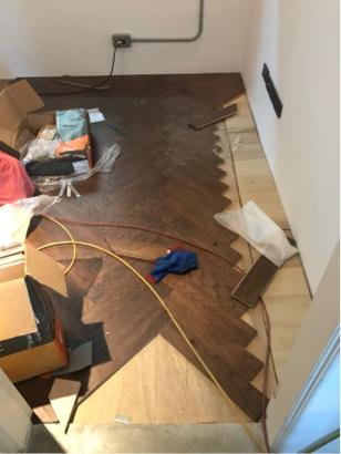 乙詩恩專業地板 - 人字拼
原有地況：水泥底
施工方式：架高施工
面板：300條厚皮海島型地板
施工坪數：13.5
施工天數：2
施工地點：北投區