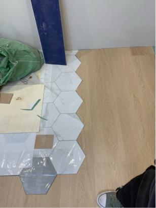 乙詩恩專業地板 - 原有地況：水泥底
施工方式：防潮布+面板
面板：SPC防水超耐磨地板
施工天數：2天
施工坪數：26
地址：板橋