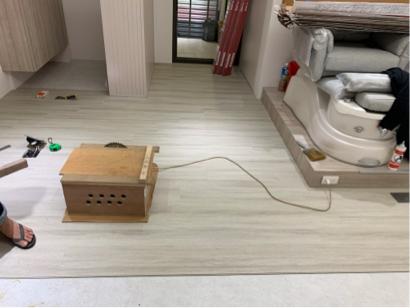 乙詩恩專業地板 - 原有地況：塑膠地磚
施工方式：直鋪施工
面板：SPC防水超耐磨木地板
施工坪數：38
施工天數：3
施工地址：南京東路四段（美甲工作室）