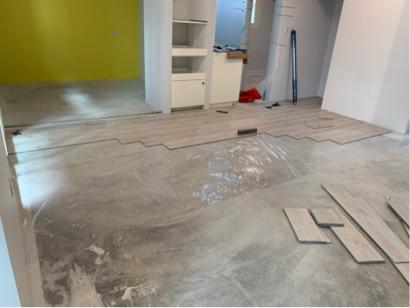 乙詩恩專業地板 - 原有地況：水泥粉光
 施工方式：防潮布
面板：SPC防水超耐磨地板
施工坪數：26坪
完工天數1.5天
地址：社子