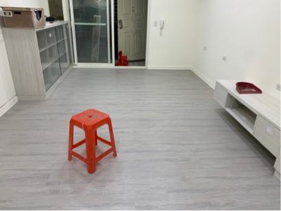 乙詩恩專業地板 - 原有地況：45*45磁磚
施工方式：直鋪施工
面板：SPC防水超耐磨地板
施工坪數：15
施工天數：1
施工地址：新莊
