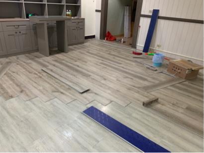 乙詩恩專業地板 - 原有地況：塑膠地磚
施工方式：直鋪施工
面板：SPC防水地板
施工坪數：8
施工天數：0.5天
施工地址：台北市中山北路