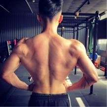 維達健身-Ziv 教練 - 徒手訓練雕刻出來的背