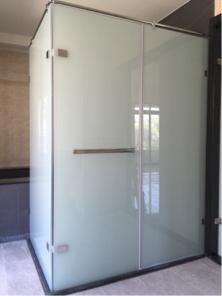 宇達玻璃企業有限公司 - 10m5+5膠合玻璃+白膜L型三片無框拉門(白鐵桿) 宇達玻璃企業有限公司 - 10m5+5膠合玻璃+白膜L型三片無框拉門(白鐵桿)