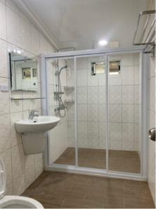 宇達玻璃企業有限公司 - 一字三拉5m清強玻拉門(白框) 宇達玻璃企業有限公司 - 一字三拉5m清強玻拉門(白框)