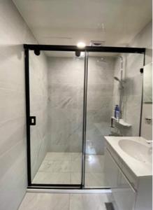 宇達玻璃企業有限公司 - 一字二片8m清強玻橫移門(黑框) 宇達玻璃企業有限公司 - 一字二片8m清強玻橫移門(黑框)