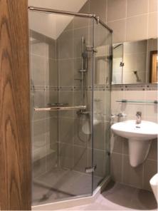 宇達玻璃企業有限公司 - 五角型三片8m清強玻無框拉門(白鐵桿) 宇達玻璃企業有限公司 - 五角型三片8m清強玻無框拉門(白鐵桿)