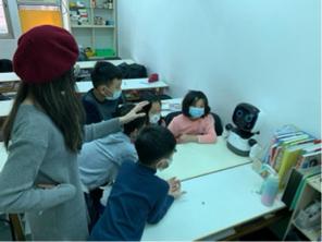 Yolanda -  指導學生操控凱比機器人（使用手機或平板，進行程式設計，讓機器人動作）