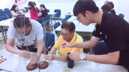 蘇俞豪 - 為顧客教學手工藝品