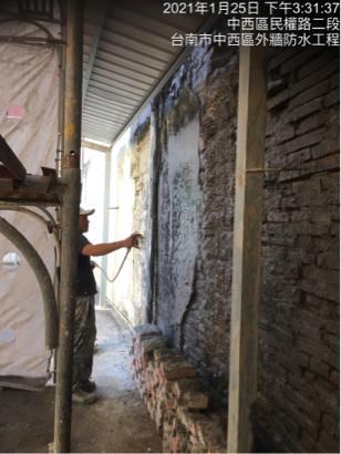 玖佰益時尚防水公司 - 老屋外牆強修中，防水噴料