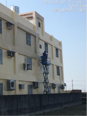 玖佰益時尚防水公司 - 防水工程，自走梯升高作業中