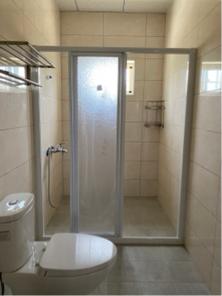 玻璃相關工程 - 一字型有框淋浴拉門