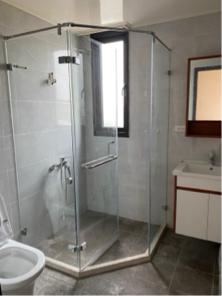 玻璃相關工程 - 五角型無框淋浴拉門