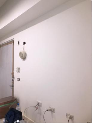 Jun油漆個人工作室 - 施工後
整個客廳貼滿壁紙，就連天花板也是...
光是除壁紙兩個人，刮滿六天，等於一個人三天，
超級難搞不誇張，手刮三天已經快殘廢了。
整間最難搞就是處理刮壁紙，再來其他就簡單修補刷新。
#免費現場估價
#歡迎詢問油漆任何問題
#工作地點：桃園莊二街