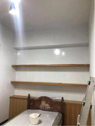 Jun油漆個人工作室 - 施工前
整個客廳貼滿壁紙，就連天花板也是...
光是除壁紙兩個人，刮滿六天，等於一個人三天，
超級難搞不誇張，手刮三天已經快殘廢了。
整間最難搞就是處理刮壁紙，再來其他就簡單修補刷新。
#免費現場估價
#歡迎詢問油漆任何問題
#工作地點：桃園莊二街