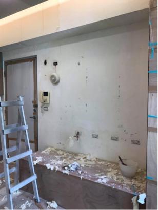 Jun油漆個人工作室 - 施工前
整個客廳貼滿壁紙，就連天花板也是...
光是除壁紙兩個人，刮滿六天，等於一個人三天，
超級難搞不誇張，手刮三天已經快殘廢了。
整間最難搞就是處理刮壁紙，再來其他就簡單修補刷新。
#免費現場估價
#歡迎詢問油漆任何問題
#工作地點：桃園莊二街