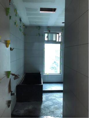 Jun油漆個人工作室 - 施工前
整個客廳貼滿壁紙，就連天花板也是...
光是除壁紙兩個人，刮滿六天，等於一個人三天，
超級難搞不誇張，手刮三天已經快殘廢了。
整間最難搞就是處理刮壁紙，再來其他就簡單修補刷新。
#免費現場估價
#歡迎詢問油漆任何問題
#工作地點：桃園莊二街