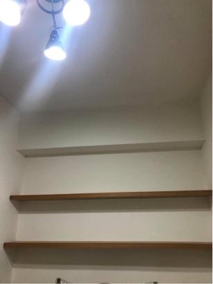 Jun油漆個人工作室 - 施工後
整個客廳貼滿壁紙，就連天花板也是...
光是除壁紙兩個人，刮滿六天，等於一個人三天，
超級難搞不誇張，手刮三天已經快殘廢了。
整間最難搞就是處理刮壁紙，再來其他就簡單修補刷新。
#免費現場估價
#歡迎詢問油漆任何問題
#工作地點：桃園莊二街