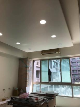 Jun油漆個人工作室 - 施工後
整個客廳貼滿壁紙，就連天花板也是...
光是除壁紙兩個人，刮滿六天，等於一個人三天，
超級難搞不誇張，手刮三天已經快殘廢了。
整間最難搞就是處理刮壁紙，再來其他就簡單修補刷新。
#免費現場估價
#歡迎詢問油漆任何問題
#工作地點：桃園莊二街