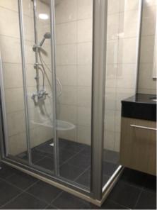 楊雅米居家打掃 - 乾濕分離拉門（水漬已處理）