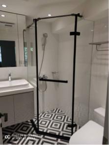 巴登企業有限公司 - 黑色五角型淋浴拉門