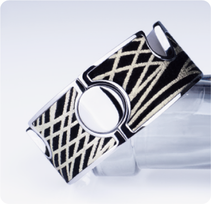 思微設計整合有限公司 - 【 Banquet / 手鐲支架 】
業主希望彰顯品牌精神 , 意圖將奢華的生活概念擴展至整個 3C 產品的周邊 , 故我們企劃了這個專案 . 經過蒐集資料與研究發現 : < 極高的黏著度 > 是最大的特徵 , 手機對於現代人 , 等同於空氣般的存在 . 隨時有觀看影片 , 使用社群軟體等用途 . 因此我們從 < 飾品 X 3C週邊 X 生活型態> 的概念去思考 , 發展出了這個結合手機支架的手鐲