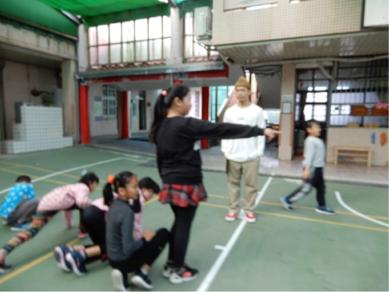 阿泌 - 教導國小生表演