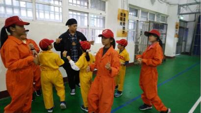 阿泌 - 帶小學生們去表演、比賽