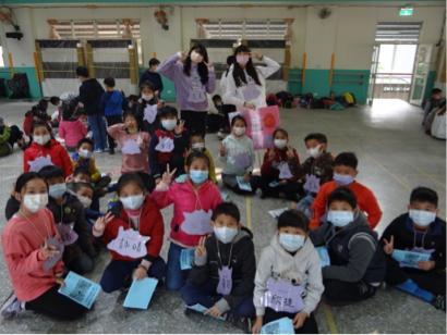 曾霈薰 - 和小隊小朋友合照